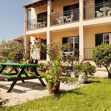 Maria's Aparthotel *