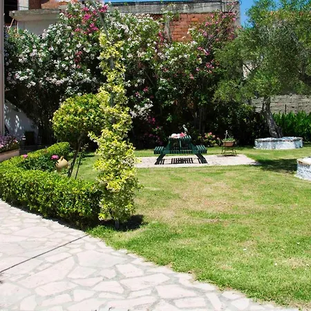 Maria's Apartmanhotel *